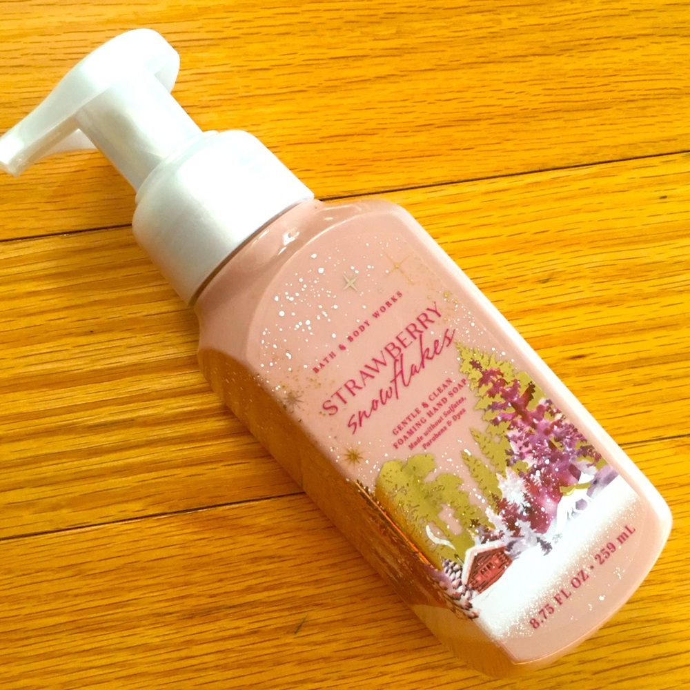 NWT Bath & Body Works Strawberry Snowflakes Gentle & Clean Foaming Hand Soap